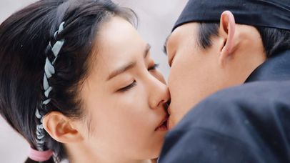 유아인, 신세경에 애틋한 눈물 키스 '낭만적이야' | 네이트 TV